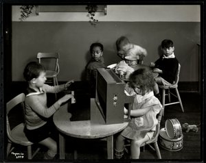 Bambini che giocano nella sala giochi dell